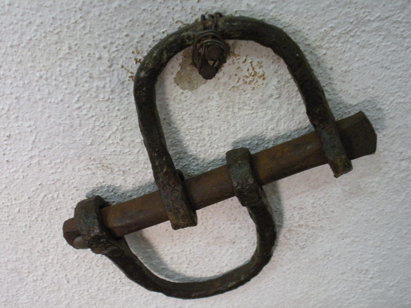 Panel-15-Foto-75-Slave shackles 10.jpg